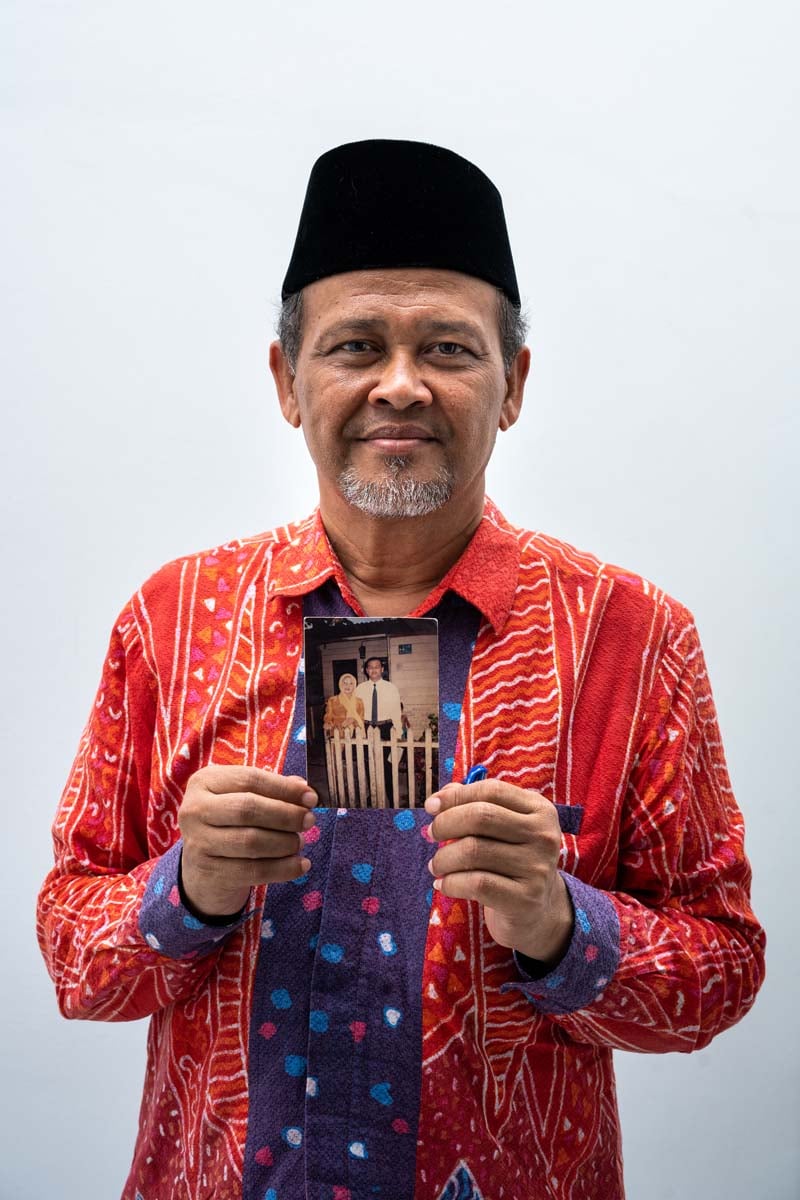 H. Salman Arifin stands proudly alongside a cherished photo of his beloved mother, Umi Habibah.